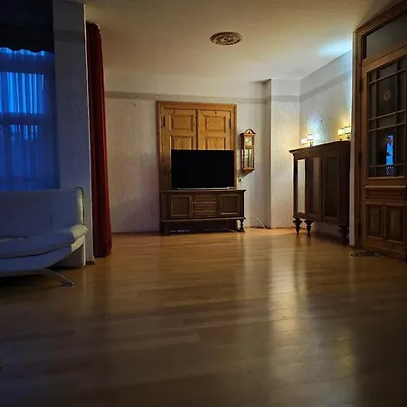 Helle Mit Sonnigem Ausblick, In Zentraler Lage 135 Qm, 4 Apartment *