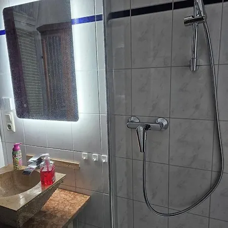 135qm 4 In Stadtnähe, Wintergarten Parkplatz Apartment *