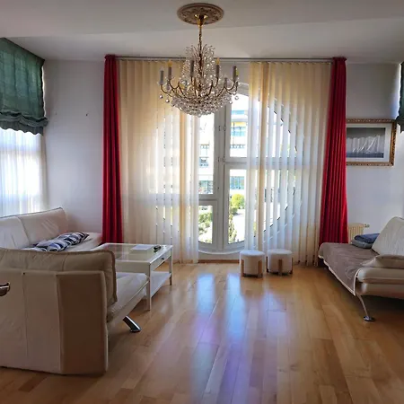 Apartment Helle Mit Sonnigem Ausblick, In Zentraler Lage 135 Qm, 4 *
